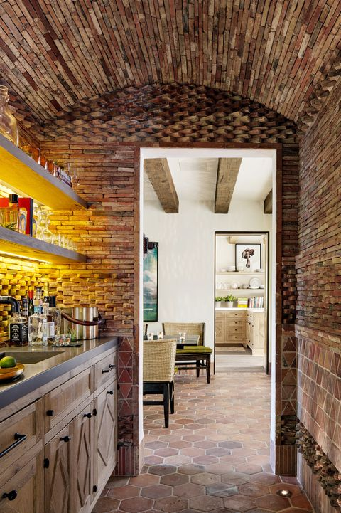 Tata cahaya yang menarik untuk area minibar