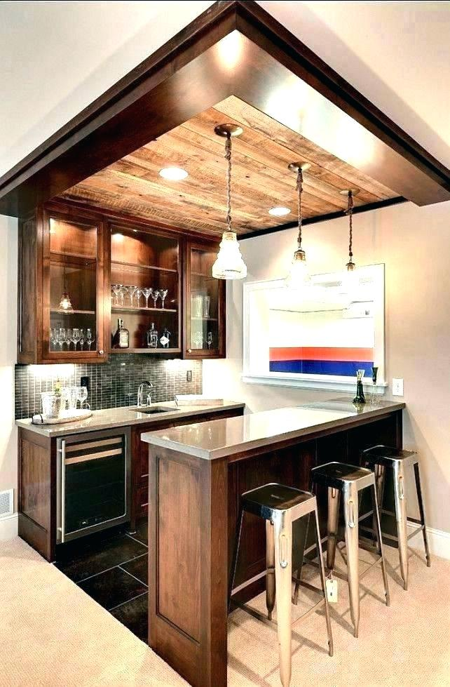 Aksen kayu membuat minbar menjadi terkesan klasik, namun pada saat yang bersamaan juga modern karena terlihat dari pemilihan kursi dengan rangka krom yang unik