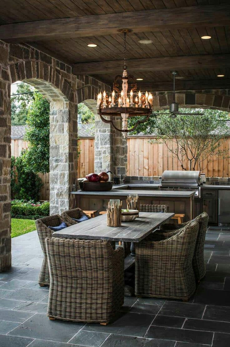 Tema western khususnya countryside terlihat dari dapur terbuka dengan dinding terakota ini. Namun untuk membuat dapur terlihat mewah dan elegan, tambahkan lampu kristal gantung yang cantik