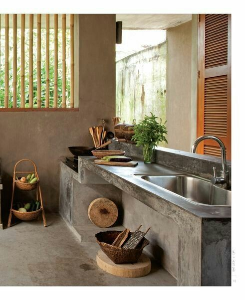 Sama seperti sebelumnya, dapur terbuka yang satu ini juga memiliki finishing semen yang unik dan menarik, namun kesan modern seketika datang dari adanya wastafel silver. Sebagai hiasan, cukup tanaman mini saja