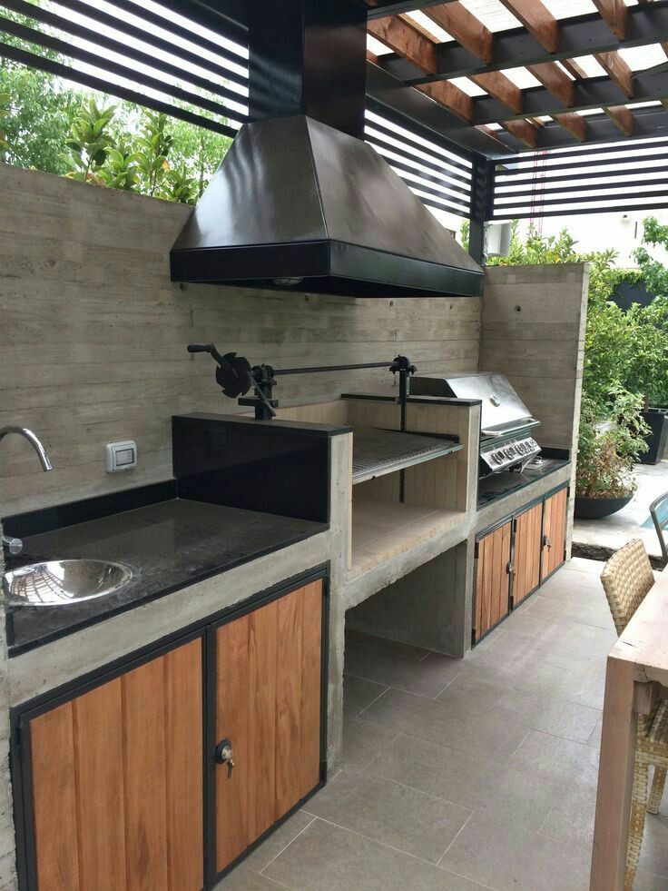 Desain dapur yang satu ini juga cukup simpel untuk diaplikasikan dengan meja dari batu, anda dapat memanfaatkan ruang bagian bawah sebagai tempat penyimpanan dengan pintu lemari bermaterial kayu