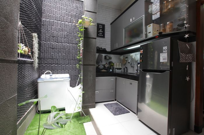 Warna netral seperti hitam juga cocok untuk dapur terbuka. Dipadu warna abu-abu, dapur ini terlihat modern dan cocok untuk para pria single di luar sana. Jangan lupa tambahkan hiasan tanaman gantung juga