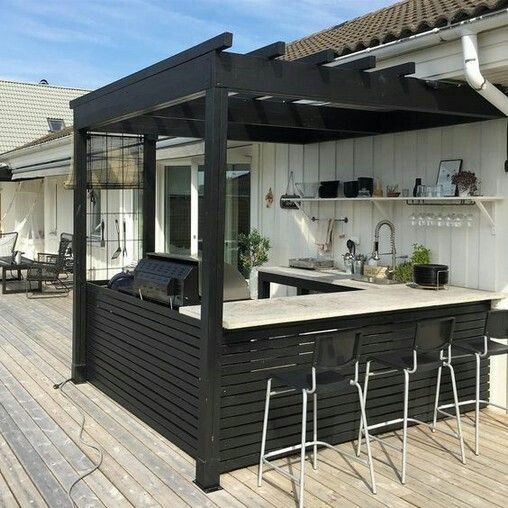 Dominasi kayu masih menjadi pilihan yang sering dipakai, namun kali ini bercat hitam dengan langit-langit yang terbuka. Dikombinasikan bersama countertop dan dinding putih, dapur terbuka anda akan terlihat sempurna