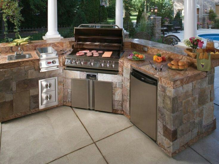 Meja dari batu terakota membuat dapur ini sangat menarik namun tetap terlihat sederhana. Anda tidak perlu menambahkan hiasan atau furnitur apapun untuk membuat aksen batu menjadi pusat perhatian