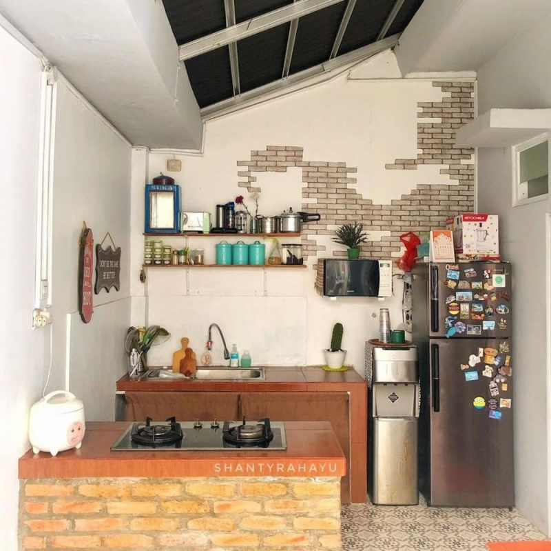 Tanpa menggunakan kitchen set atau furnitur, dapur ini tetap terlihat keren dengan meja yang langsung dibuat dari batu bata. Untuk melengkapi, tambahkan aksen batu bata yang acak pada bagian dinding