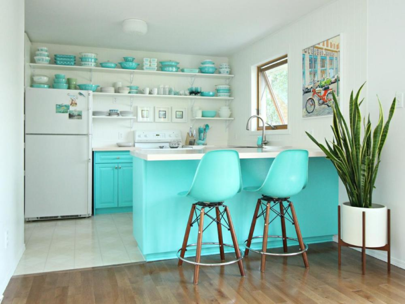 Dengan dominasi warna putih di dapur, anda sebenarnya bisa memadukan dengan warna apapun. Agar lebih segar, pilihlah warna biru yang menarik sebagai warna kitchen set, island dapur dan beberapa peralatan memasak anda. Tidak lupa kursi unik dengan warna yang senada