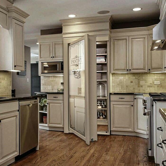 Sekilas kitchen ini nampak simpel dan minimalis, namun ternyata ada lemari pantry rahasia dengan kaca di bagian depan. Lemari ini bisa anda gunakan untuk menyimpan bumbu atau berbagai peralatan memasak