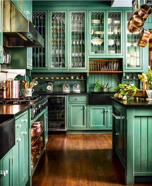 Manfaatkan ruangan dapur yang luas dengan menambahkan jumlah lemari kaca dan rak-rak agar anda bisa menyimpan lebih banyak peralatan memasak makan. Kombinasikan dengan aksen perunggu pada perlengkapan masak anda