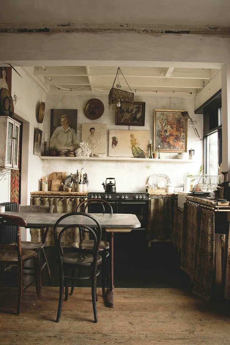 Dapatkan kesan unik dan vintage dengan memberikan dapur anda meja sederhana yang terbuat dari kayu dengan tirai untuk area bawah. Jangan lupa juga hiasan lukisan dan pemilihan warna dengan tema earthy tone