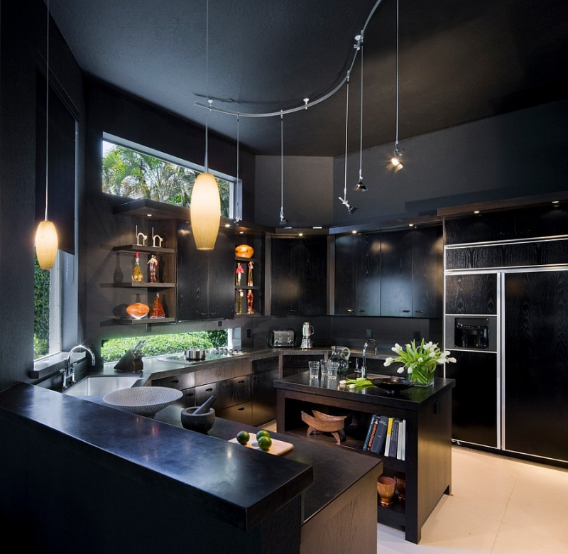 Percantik area dapur yang serba hitam ini dengan hiasan yang berwarna selain natural. Tambahkan pula lampu gantung berwarna beige dengan desain tabung dan vas bunga sebagai pemanis