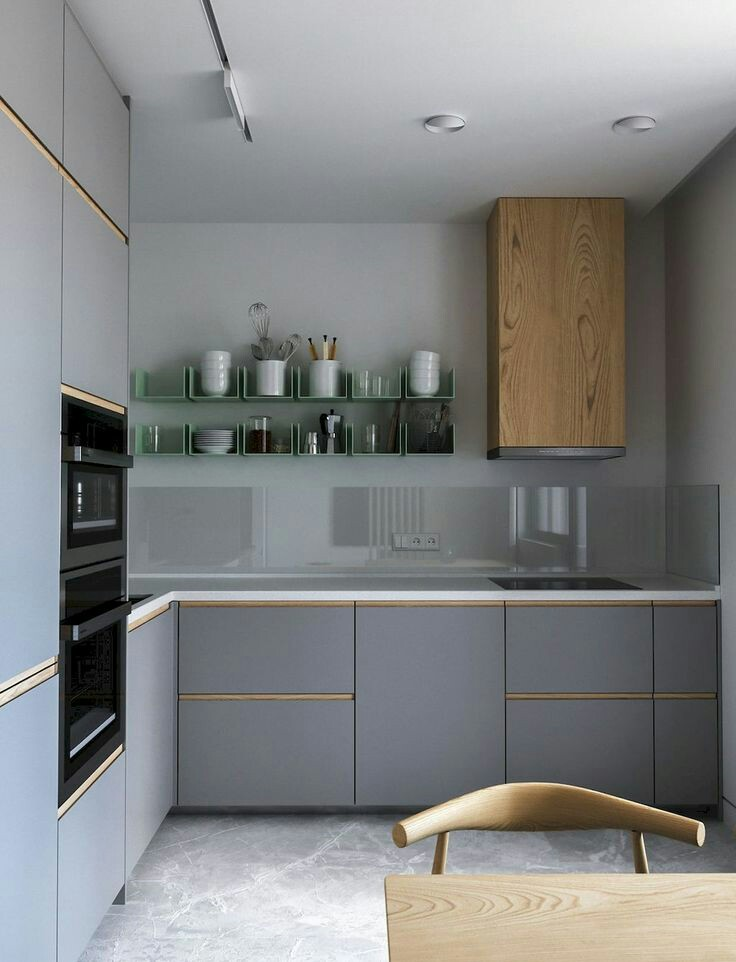 Kesan sleek terlihat dari pemilihan kitchen set dapur dengan desain polos berwarna abu-abu dan berfinishing matte. Cocok bagi anda yang suka dengan dominasi warna cool tone di area dapur. Namun tidak ada salahnya menambahkan sedikit aksen kayu sebagai pemanis