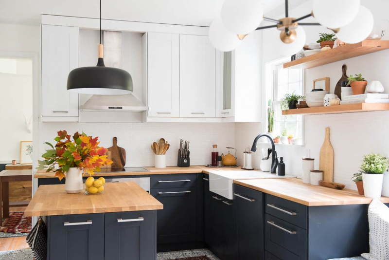 Pemilihan bentuk lampu di dapur juga bisa mempengaruhi penampilan. Desain lampu yang unik seperti di bawah ini selain menjadi penerang dapur juga dapat dijadikan hiasan