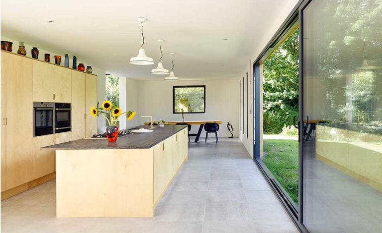 Tempatkan kitchen set di sisi yang tepat pada area dapur