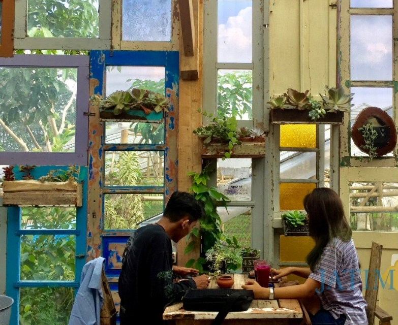 Cafe Unik Dari Barang Bekas