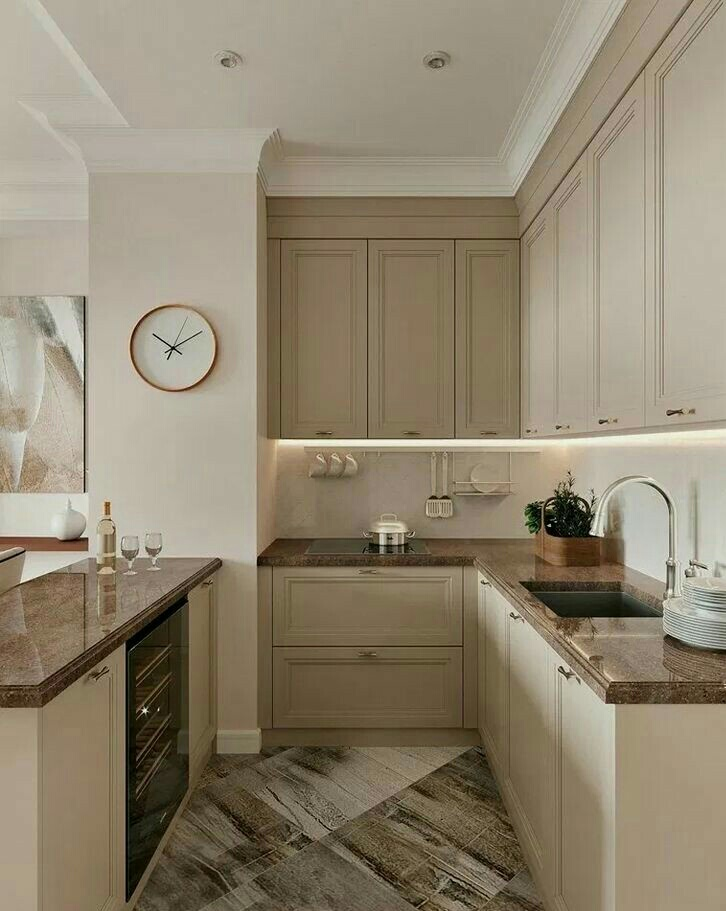 Jika anda suka dengan bagian dinding dan kitchen set dapur minimalis dan polos, anda bisa memberikan corak abstrak pada lantai dengan warna senada yang ada pada area dapur