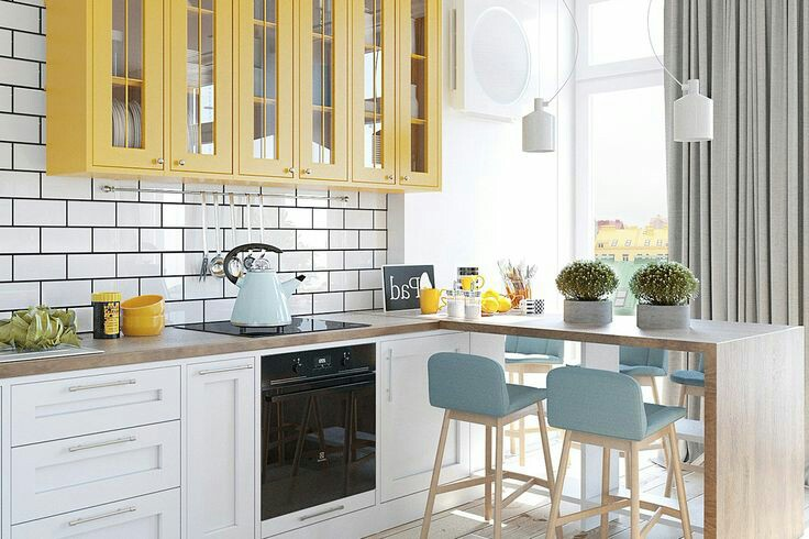 Sentuhan warna kuning yang cerah berpadu sempurna dengan warna biru pada kursi dan putih pada kitchen set. Anda bisa memilih ubin dinding berwarna senada dengan aksen batu bata