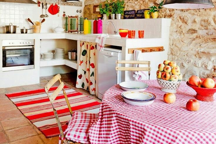 Kesan sweet dan cantik datang dari dapur ini, dengan dominasi putih pada meja dapur dan ubin dinding, padukan dengan taplak meja bercorak kotak-kotak warna merah dengan beberapa hiasan lain berwarna pink agar dapur terlihat cerah