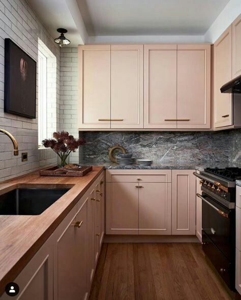 Beri corak yang berbeda pada dinding dapur namun dengan warna netral. Seperti aksen batu bata warna putih pada sebagian besar dinding dapur dan dinding marmer berwarna gelap yang memberi kesan mewah