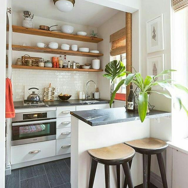 Menjadikan dapur terlihat lebih hidup juga penting agar anda dan anggota keluarga merasa nyaman. Salah satu caranya adalah berikan tanaman hias atau pot mini di area dapur untuk sentuhan warna hijau yang segar