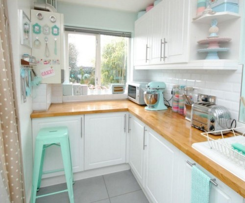 Pemilihan warna pastel yang cantik bisa anda aplikasikan di area dapur. Dengan warna dasar biru pastel pada area dinding, tambahkan hiasan atau peralatan masak dengan warna senada atau pink