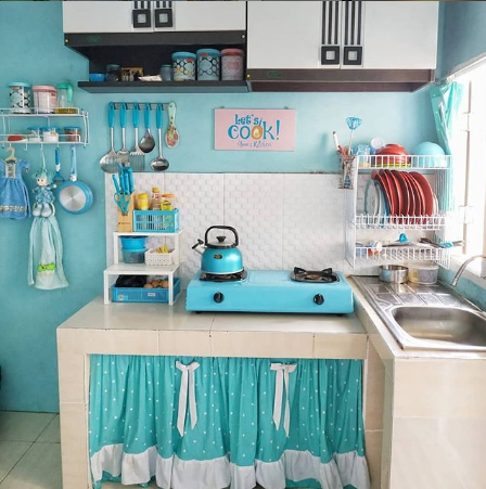 Bagi anda yang suka dengan penampilan dapur yang cute. Berikan warna biru yang soft pada dinding, dan tirai bercorak polkadot dengan warna senada untuk penutup area bawah meja dapur. Tidak lupa beberapa peralatan dapur lainnya