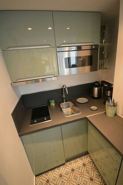 Anda bisa mendesain dapur kecil 2x2 anda dengan tema kontemporer. Tema ini biasanya didominasi dengan kitchen set berdesain simpel namun memiliki finishing glossy pada permukaannya seperti contoh gambar di bawah