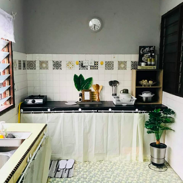 Jika anda tidak suka dengan area terbuka pada bawah meja dapur, anda bisa menyiasatinya dengan menambahkan tirai polos berwarna putih atau hijau pastel supaya dapur terlihat cantik