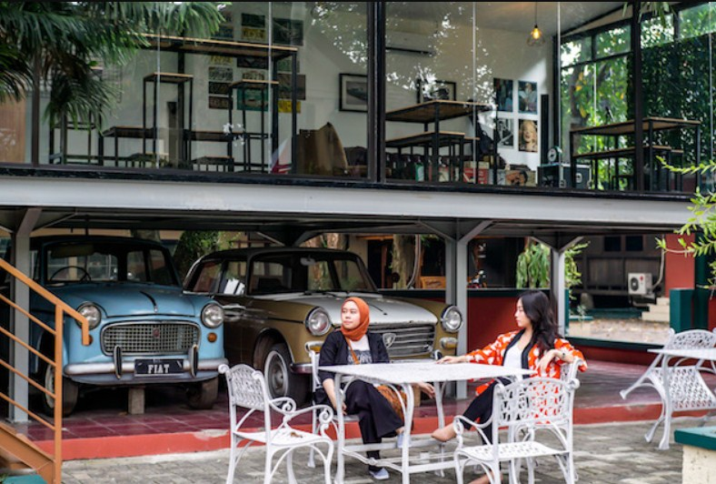 Cafe dengan sentuhan mobil klasik