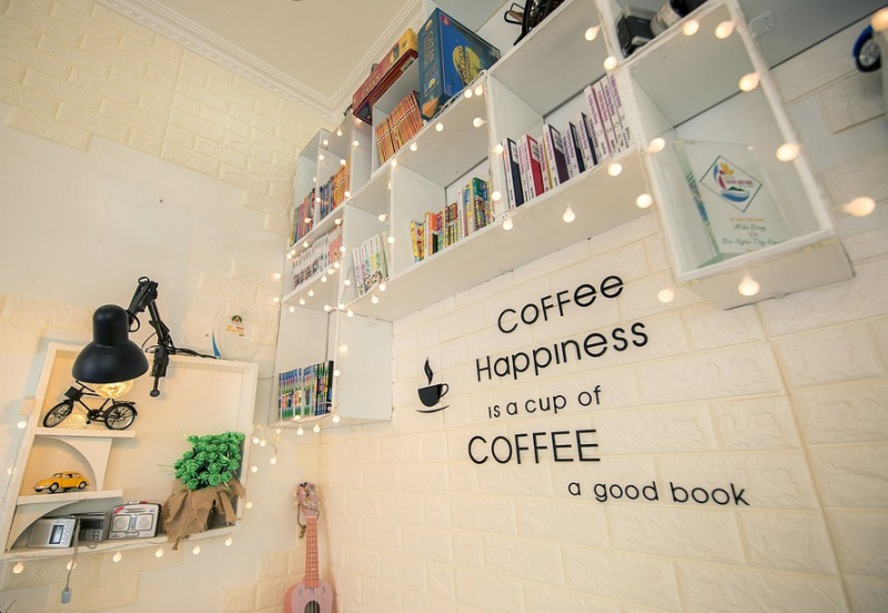 Desain rak buku di cafe