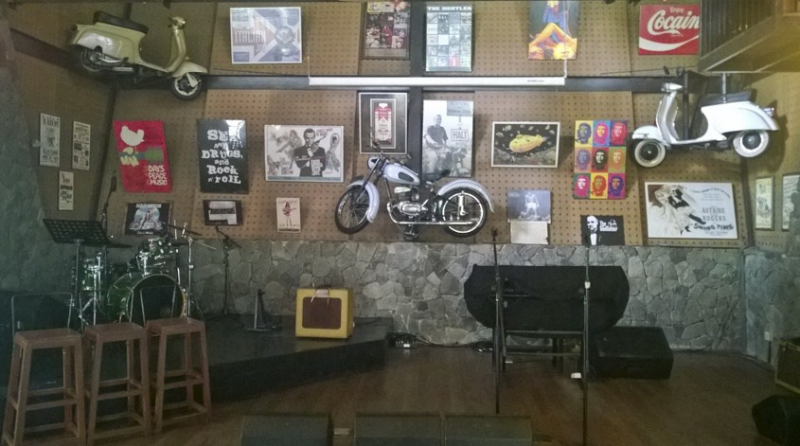 Cafe klasik dengan motor tua