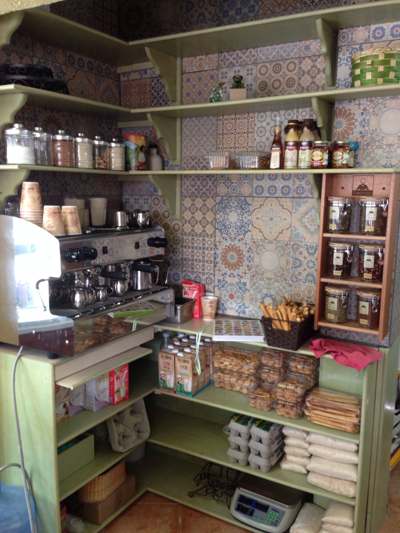 Desain interior cafe mini klasik