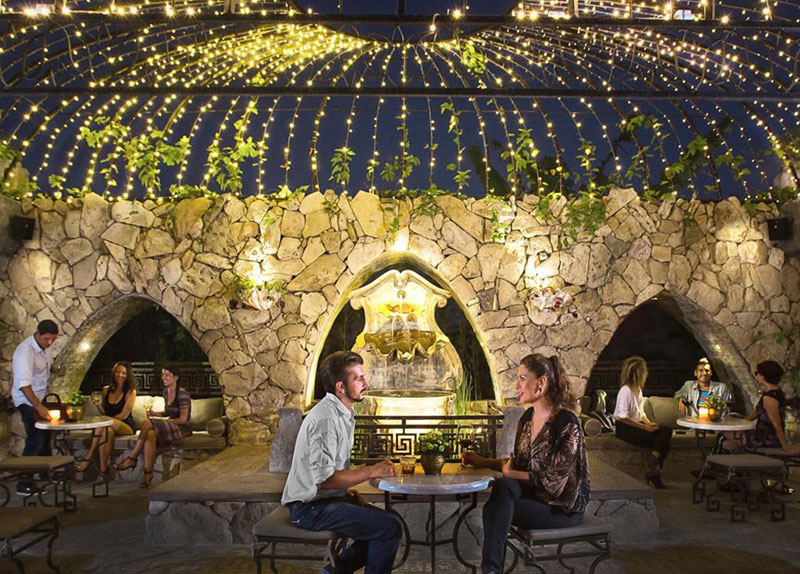 Desain interior cafe unik luar ruangan