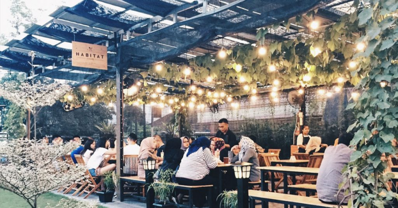 Desain interior cafe unik ruang terbuka