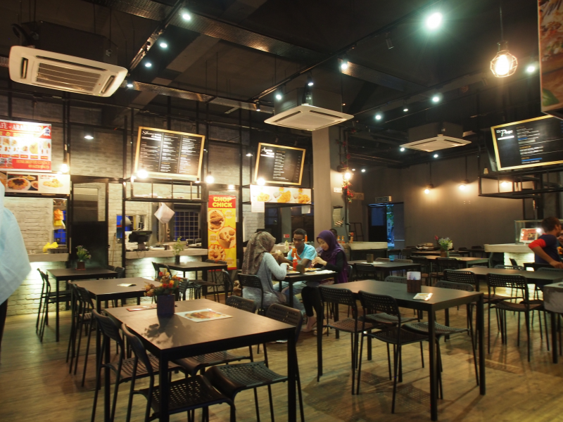 Desain interior cafe unik