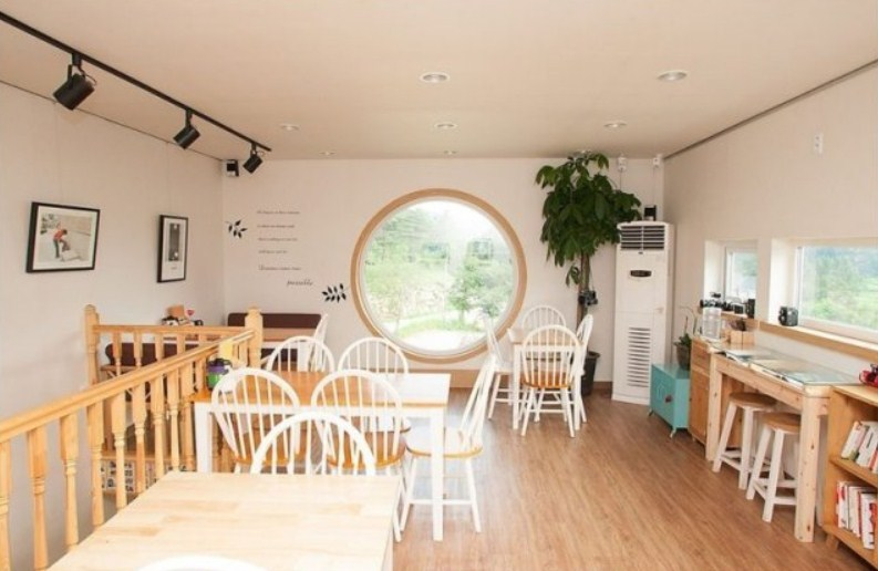 Interior Cafe Minimalis 2 Lantai