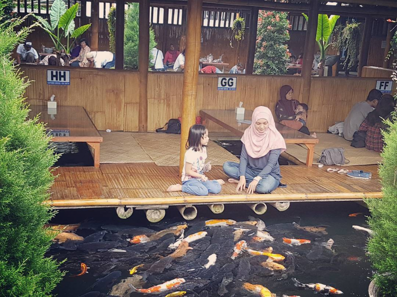 Desain Cafe Lesehan Bentuk Saung