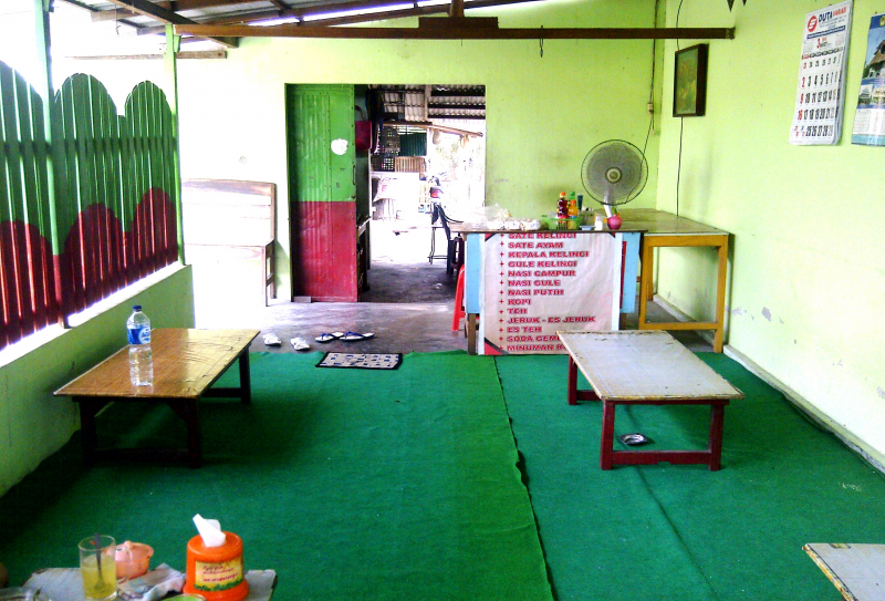 Desain Cafe Lesehan Ukuran Kecil