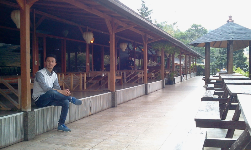 Desain Cafe Lesehan Kekinian