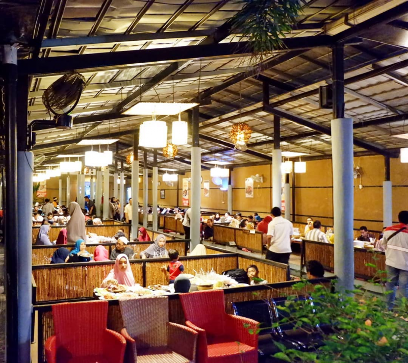 Desain Cafe Lesehan Minimalis Modern