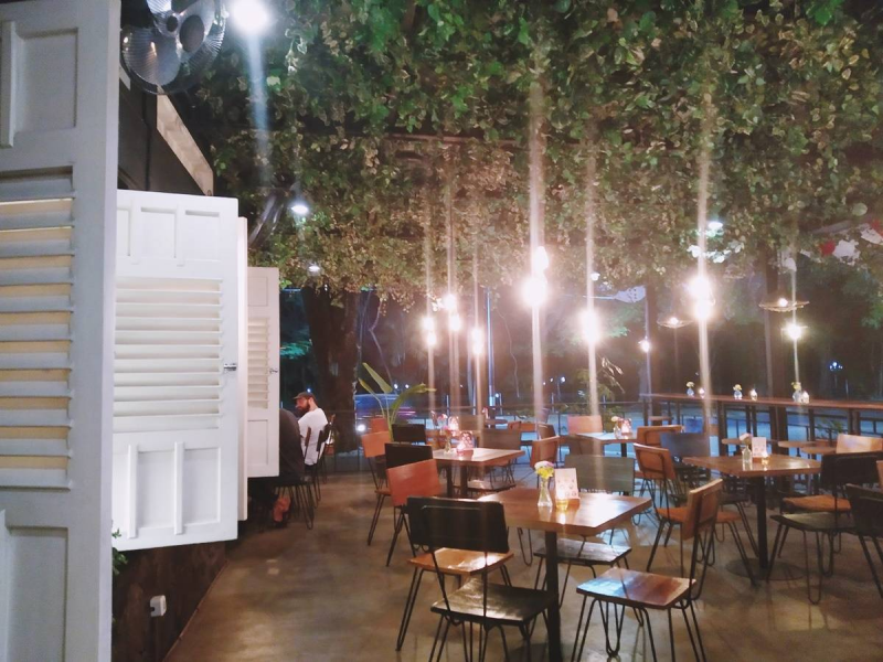 Desain Cafe Outdoor Pinggir Jalan Romantis