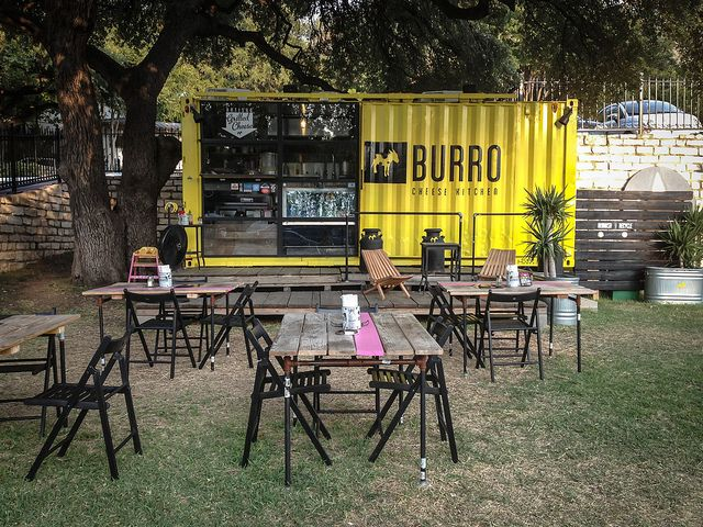 Desain Cafe Outdoor Pinggir Jalan Sederhana