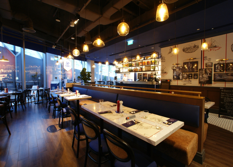 Interior cafe klasik sederhana