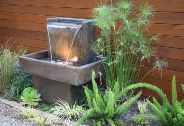 Taman minimalis dengan air mancur kecil