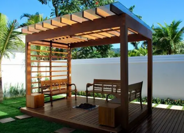 Taman minimalis dengan area duduk dan pergola