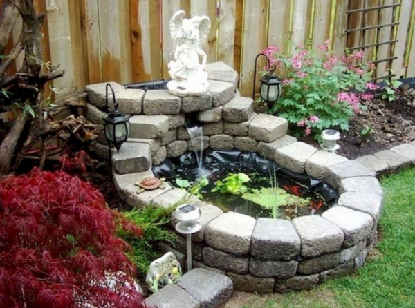 Kolam ikan mini dengan air terjun kecil