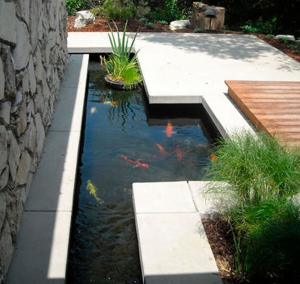 Kolam ikan mini dengan desain minimalis dan geometris