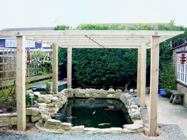 Kolam ikan mini dengan pergola dan tanaman rambat