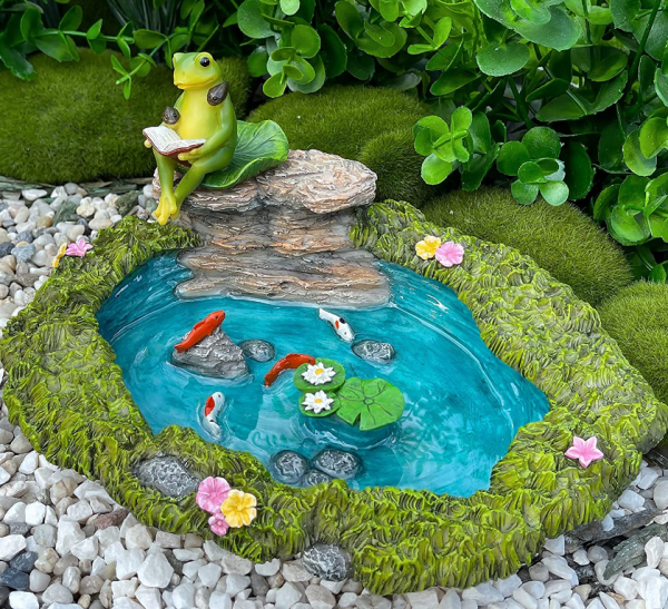 Kolam ikan mini dengan patung dekoratif