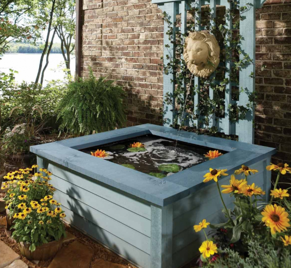 Kolam ikan mini dengan perpaduan kayu dan batu