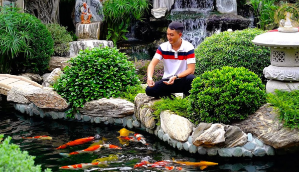 Kolam ikan mini dengan desain tradisional Jepang